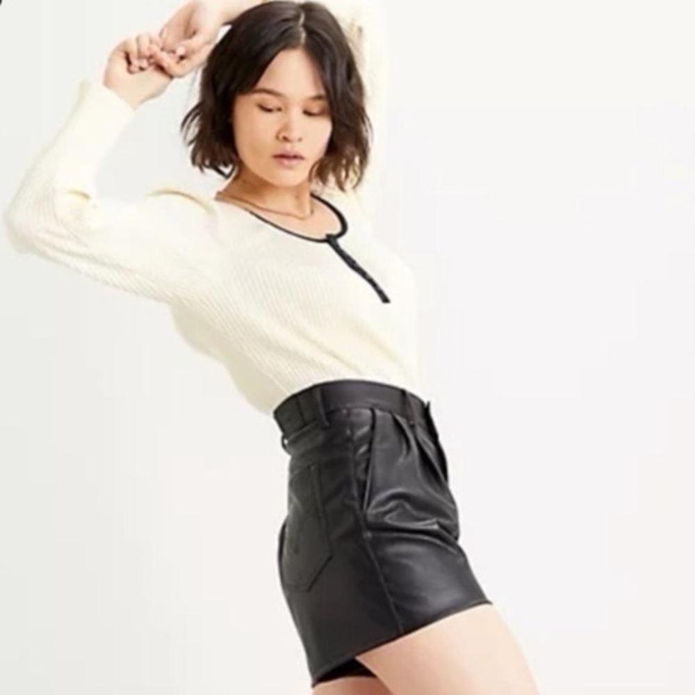 LEVI'S High Rise Faux Leather Shorts In Leather Night 26.
